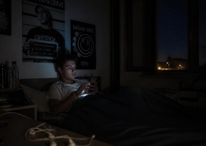 découvrez pourquoi le score snap de votre copain augmente de 2 points la nuit en explorant les habitudes nocturnes des jeunes et leur utilisation de l'application.